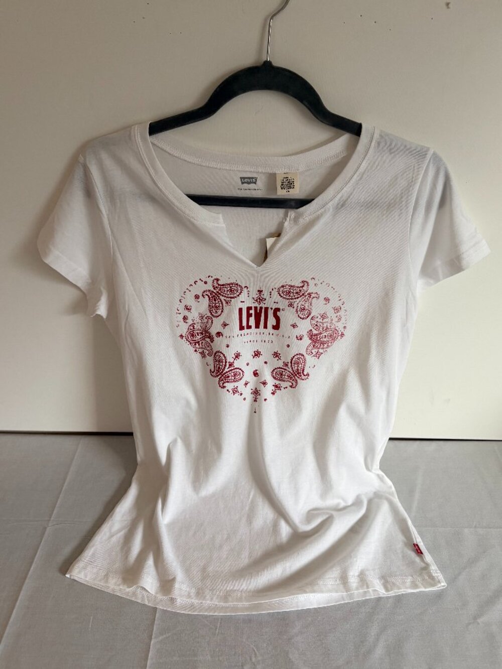 Levi's T-Shirt Women’s Large Heart Red Logo Graphic Short Sleeve V-Neck
